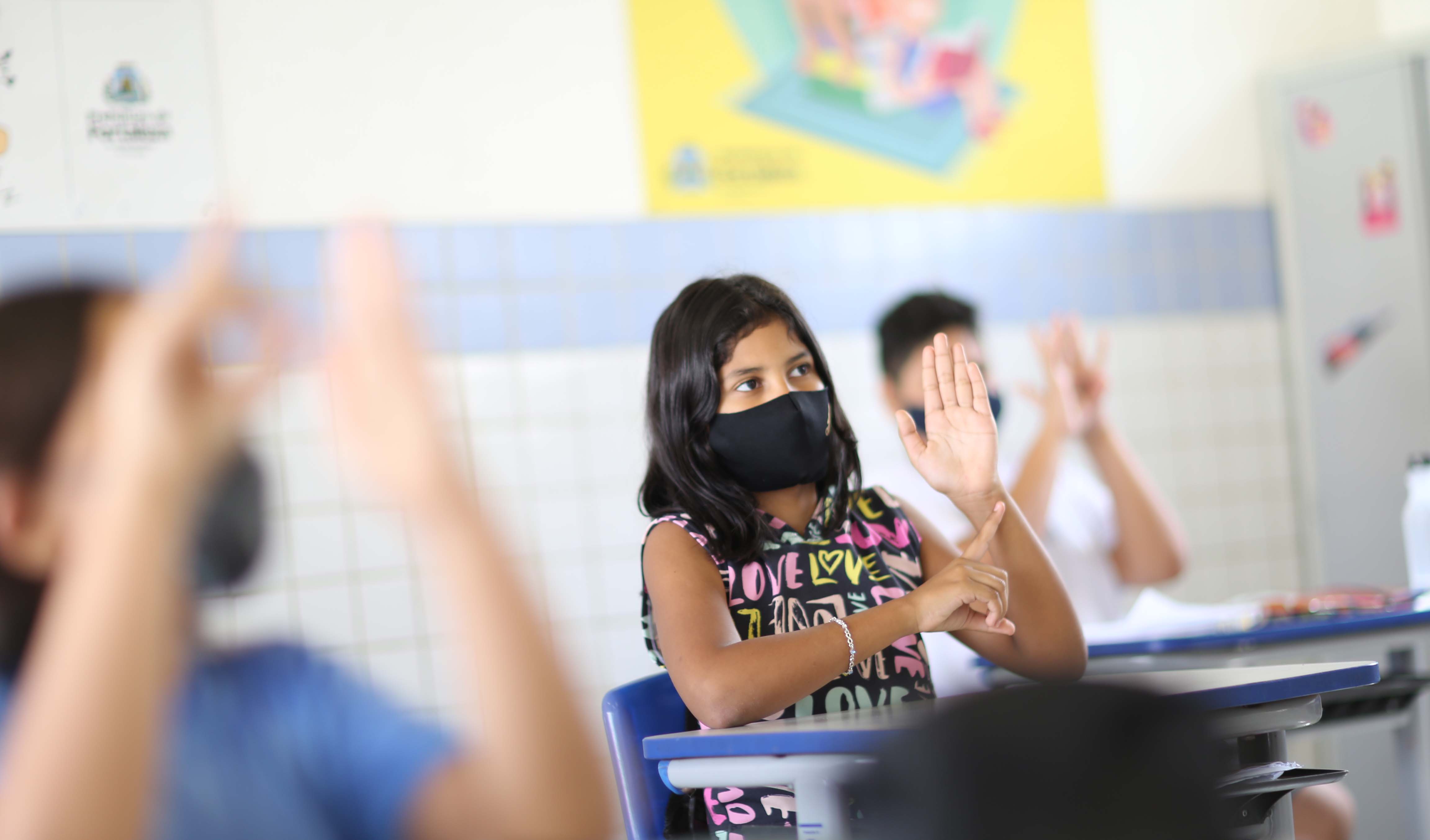 crianças em uma aula de linguagem libras